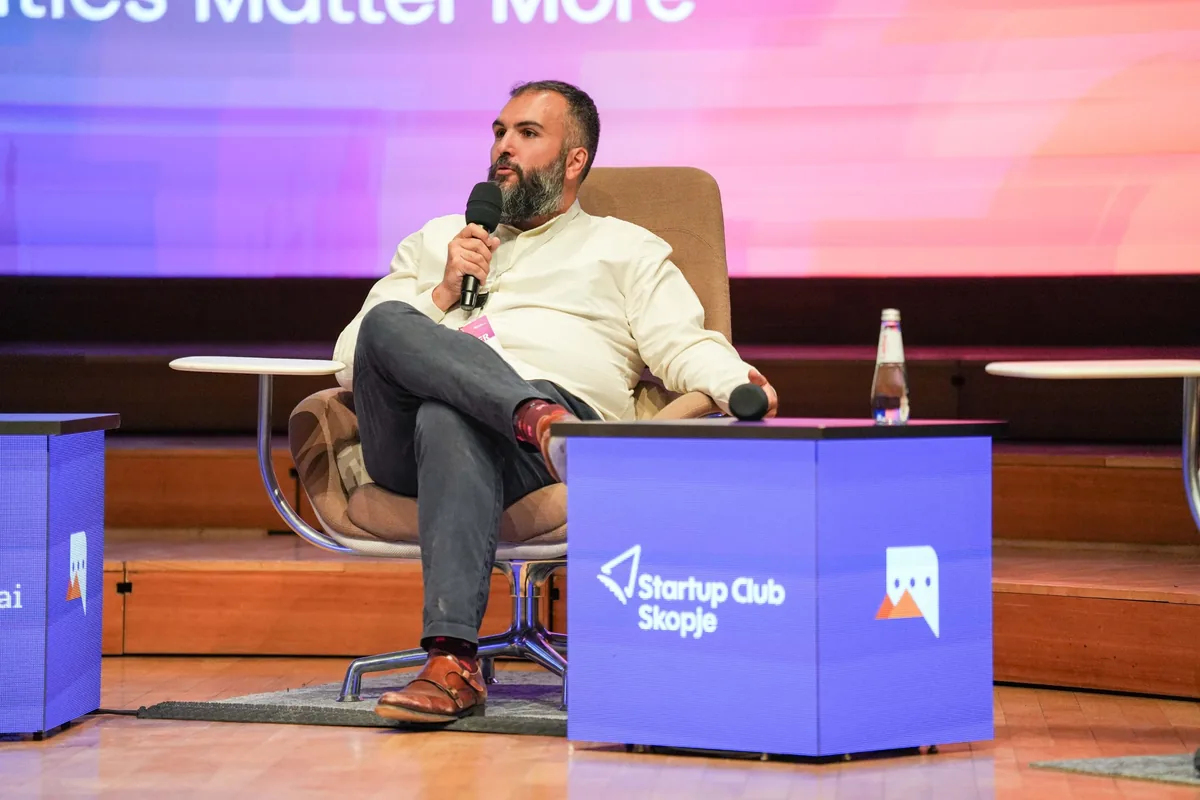 Marco D'Angelo sul main stage dello Startup Revolution AI Summit di Skopje, nel panel Beyond Networking